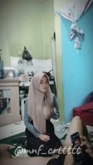 Bokep Indo Cewek Bispak Duduk di Pangkuan di Kebun Belakang